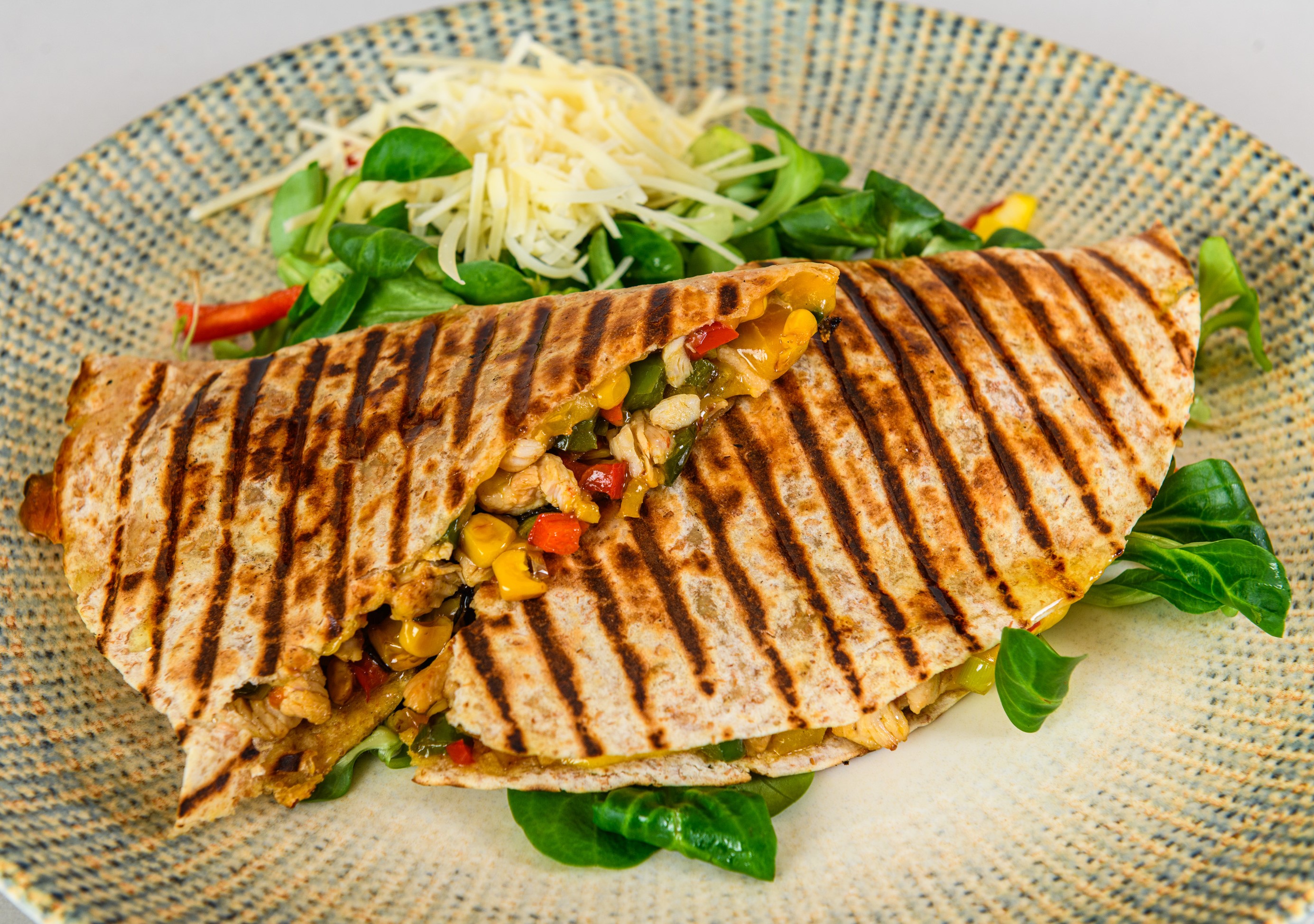 Quesadillia cu pui, branza Cedar si cartofi prajiti